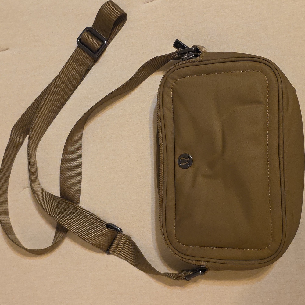 Lululemon Crossbody Camera Bag 2L